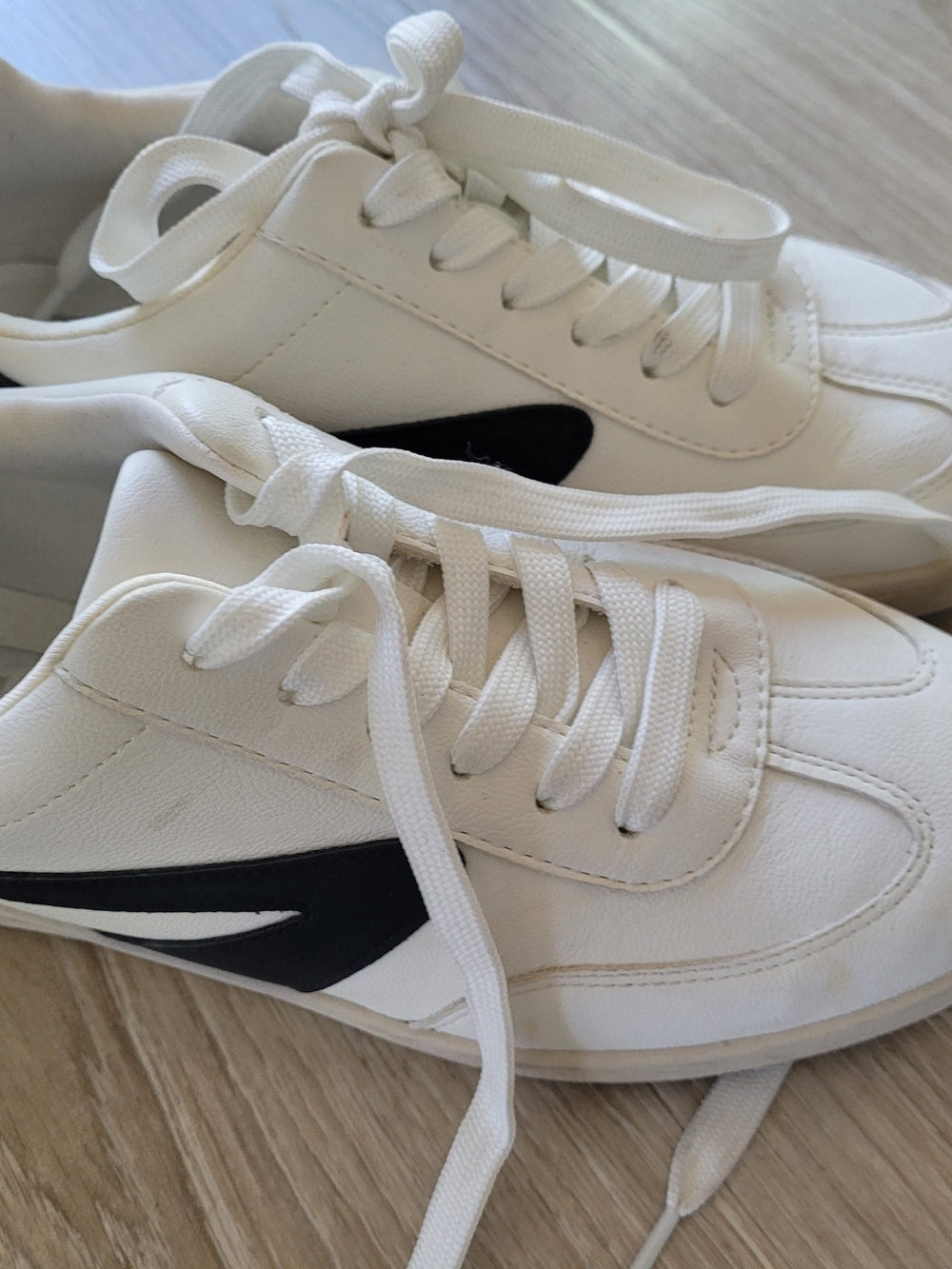 Dolce Vita White Sneakers with Black Accents Size 7